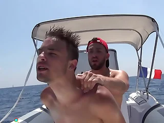 Bande annonce | Baise puissante d'un petit cul serré et imberbe par la bite d'un marin dominant | Gaysight.com
